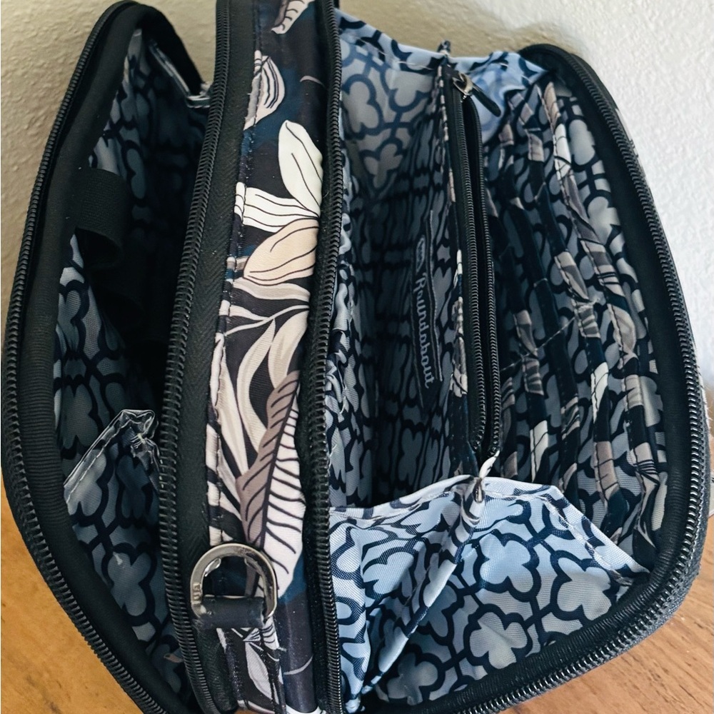 LUG Roundabout Crossbody/Wristlet Wallet - Picture 4 of 7